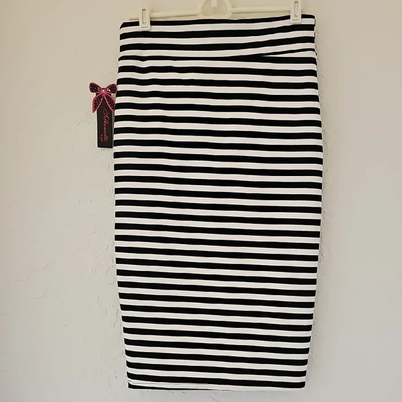 Silhouette Black and White Asymmetrical Pencil Skirt Knee-Length - Picture 2 of 13